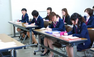 熱心にメモを執る新入社員