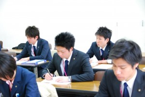 代表取締役 岡野英樹のことばをまとめる新入社員