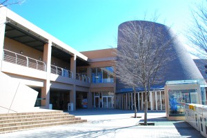 お部屋探し相談会の会場は、大学会館2階生協「食堂さぼおる」です