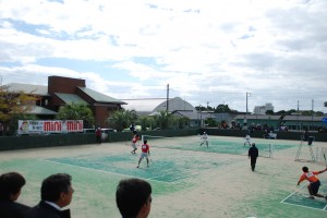 大会会場メインコートにはミニミニの横断幕！