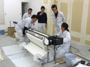 シーリングマシーンの取扱指導を受ける管理部スタッフ