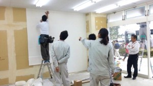 職人さんの手本を見ながら指導を仰ぐ