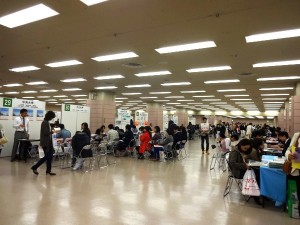 両手いっぱいに大学資料をかかえる学生も!