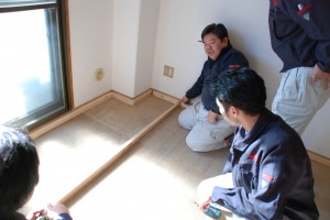 根太を入れる際の注意を促す赤坂課長 DSC_0329