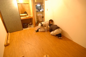 床に隙間が無いように隅々をチェック DSC_0492