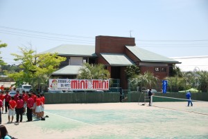 男子メインコートにはミニミニの横断幕