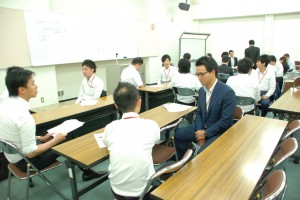 ロールプレイングは課長やマネージャがその場でアドバイスをします