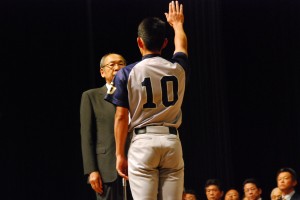 選手宣誓は神奈川大学（神奈川大学野球連盟）の胡麻裕宜主将