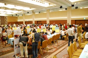 会場は進学先を探す留学生でいっぱい