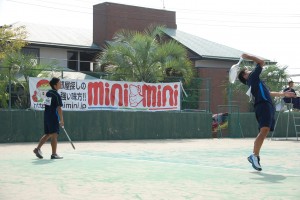 大会メインコートにはミニミニの横断幕