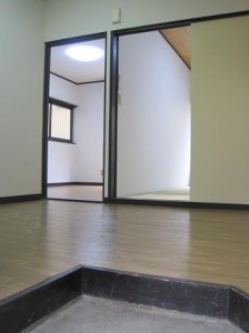 玄関から居室へ