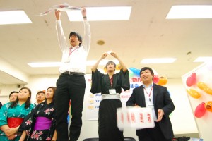 ミニミニの外国人スタッフが番号を読み上げます