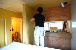 キッチンの壁を造作中