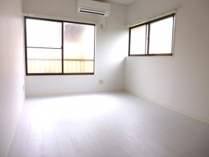 二面採光の明るい居室