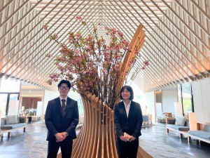 ホテルロビーの桜の前で記念撮影 軽い