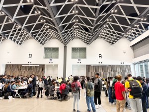 多くの留学生で埋め尽くされた会場 加工